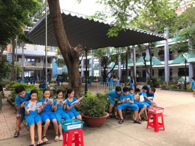 Hoạt động giỏ sách sân trường