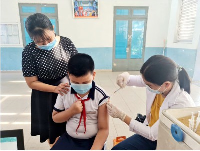 Động viên thăm hỏi học sinh lớp 5 tiêm ngừa COVID-19 - Ảnh: PGDĐT