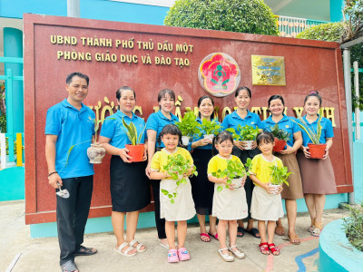 Ngành GDĐT hưởng ứng phong trào "Tết trồng cây đời đời nhớ ơn Bác Hồ"