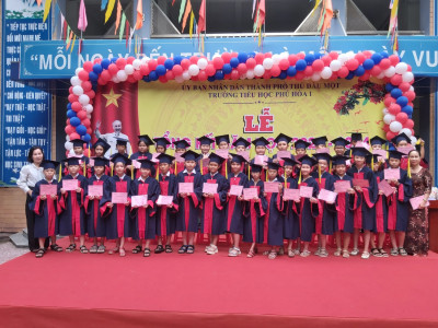 Lễ ra trường cho học sinh lớp 5