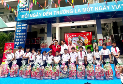 Chương trình trao học bổng cho các em có hoàn cảnh khó khăn tại Trường tiêu học Phú Hòa 1