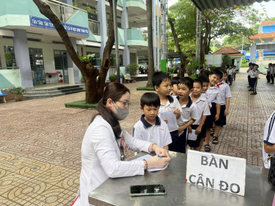 TRƯỜNG TIỂU HỌC PHÚ HOÀ 1 TỔ CHỨC TIÊM NGỪA BẠCH HẦU - UỐN VÁN CHO HỌC SINH LỚP 2