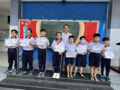 Trao giấy chứng nhận đấu trường VioEdu cấp huyện năm học 2024_2025