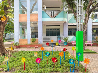 Trường Tiểu Học Phú Hòa 1 Rực Rỡ Sắc Màu Chong Chóng – Chào Đón Học Sinh Tựu Trường