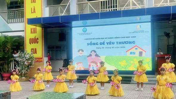 Chuyên đề " Sống để yêu thương"