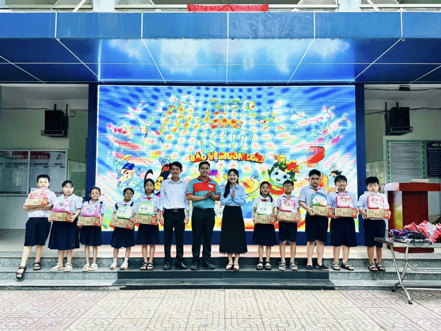 Chương trình trao quà tặng "Thiếu nhi  vượt khó"